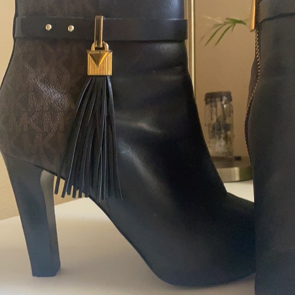 Gently worn Logo Michael Kors heeled booties - Picture 5 of 8